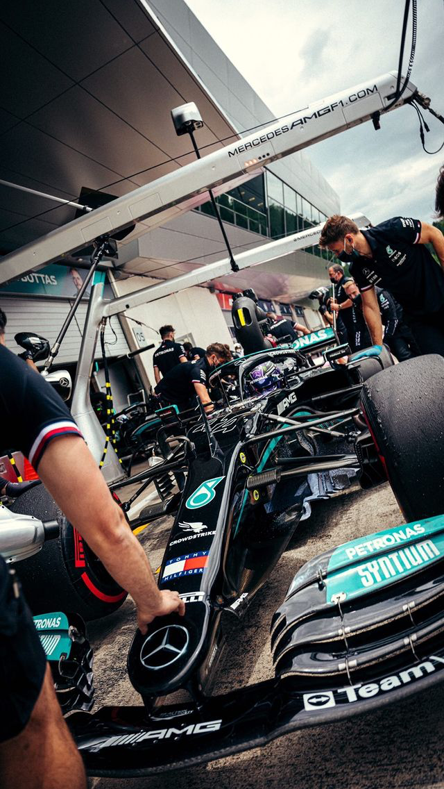 Mercedes-F1-team-pitting-car-into-garage